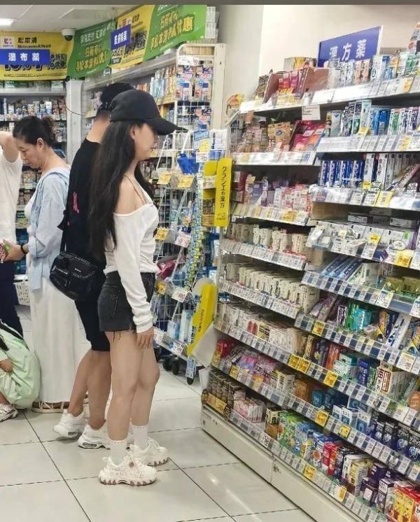 靠谱股票配资 汪峰携3娃日本旅游，双方家长亮相岳父比女婿还显年轻